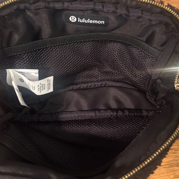 Lululemon Everywhere Belt Bag Fleece Sherpa Black/Gold - Picture 5 of 5